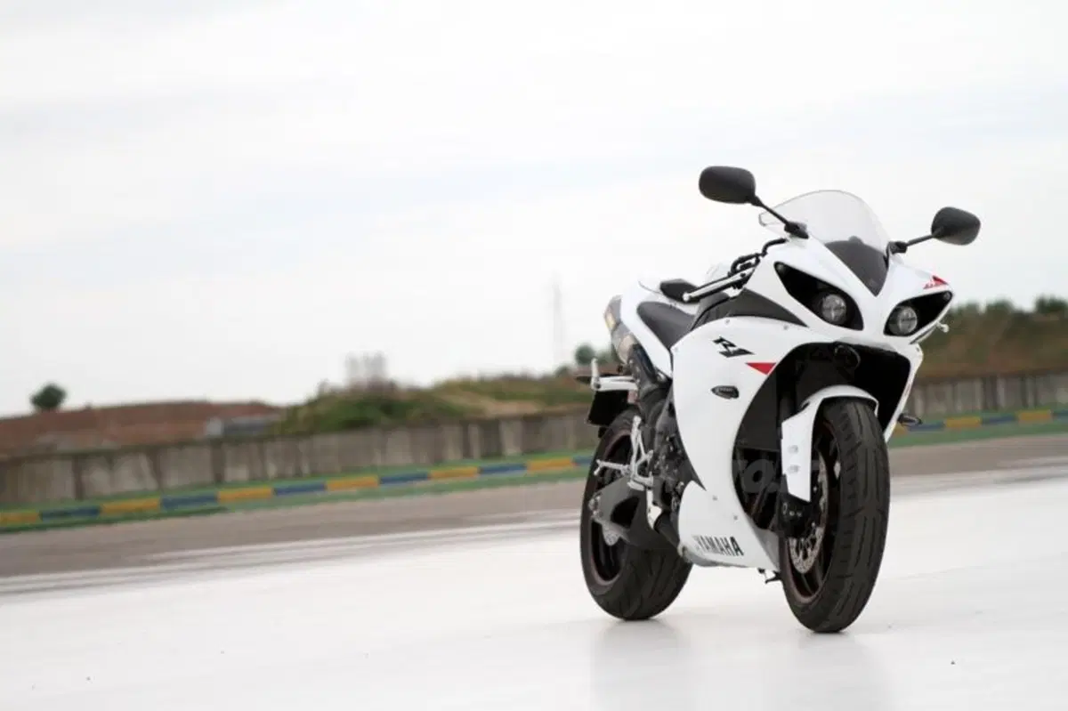 Yamaha YZF R1  (14)