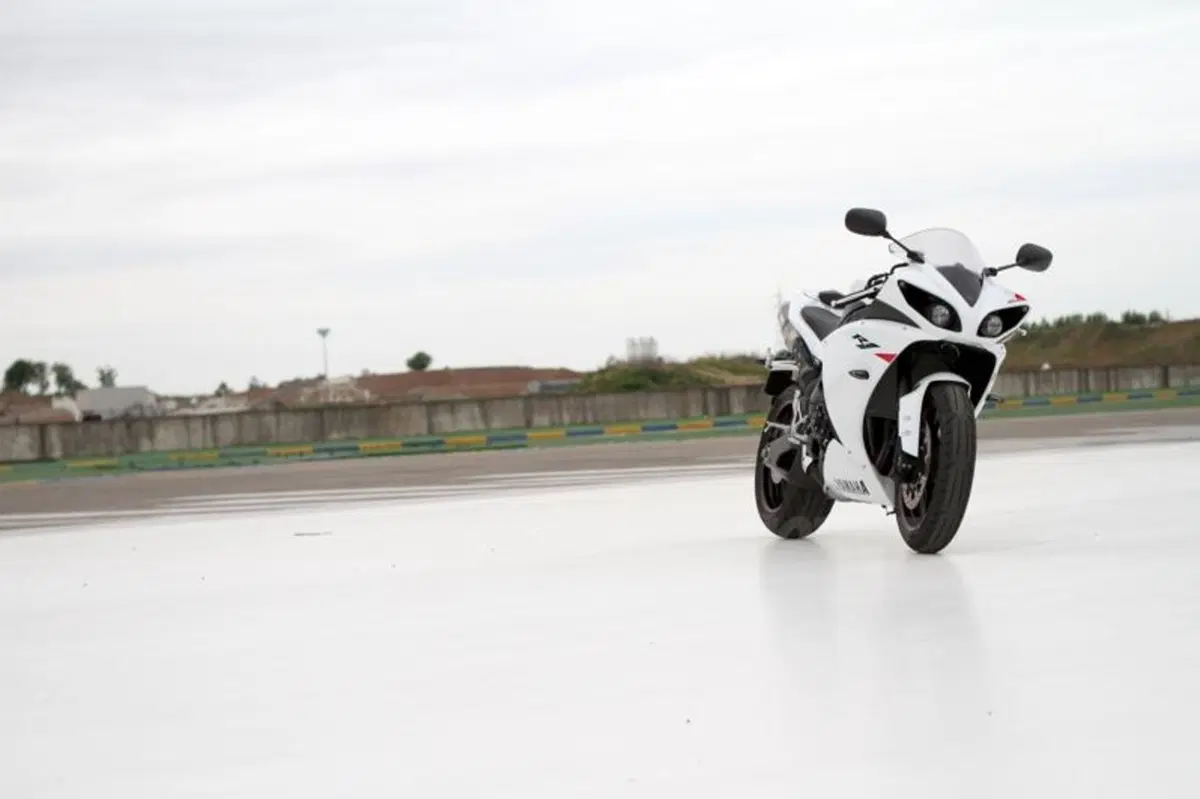 Yamaha YZF R1  (15)