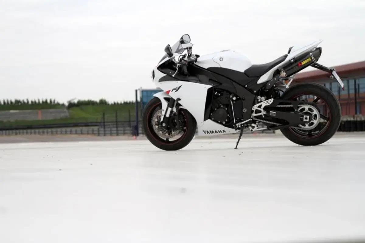 Yamaha YZF R1  (16)