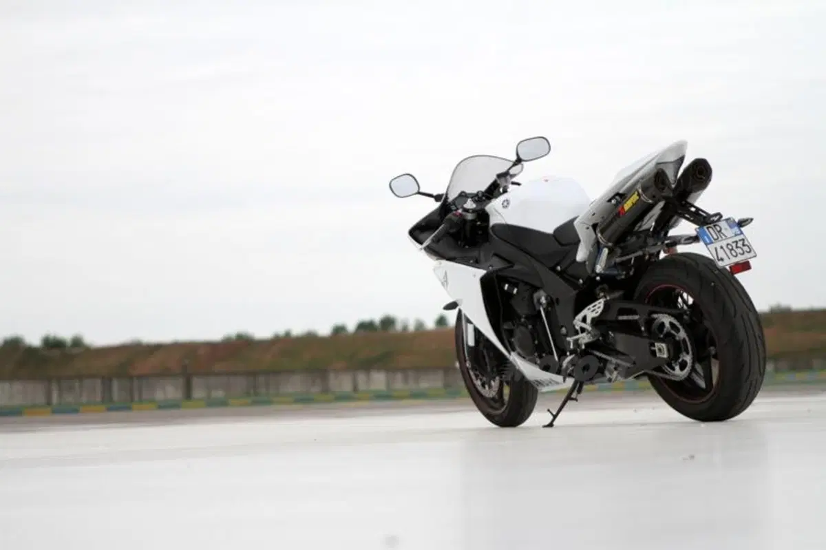 Yamaha YZF R1  (17)