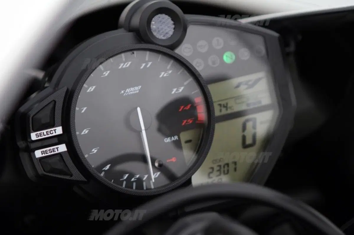 Yamaha YZF R1  (18)