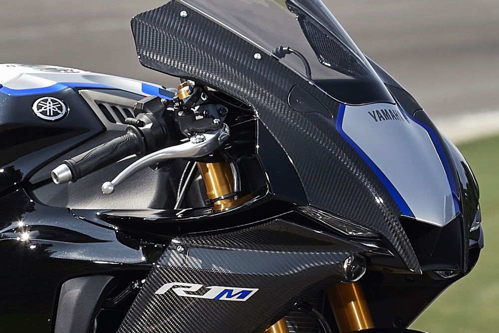 L'anteriore della nuova Yamaha R1M 2020. Meravigliosa la nuova livrea con carbonio a vista