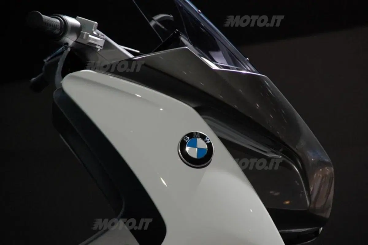 BMW presenta lo scooter Concept e (7)