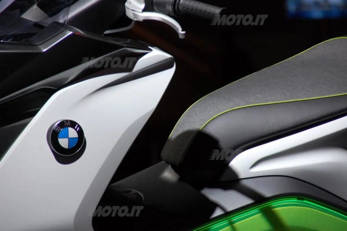BMW presenta lo scooter Concept e (15)