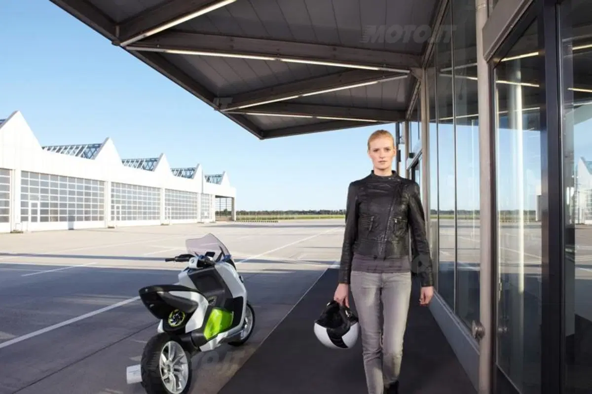 BMW presenta lo scooter Concept e (37)