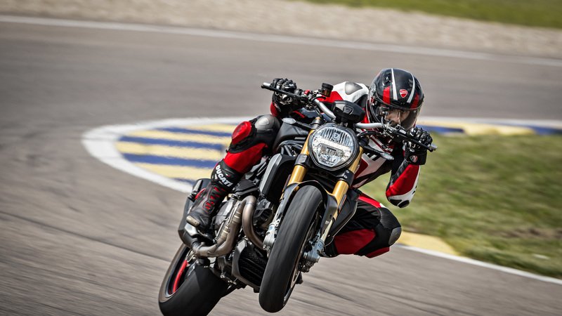 Ducati Monster 1200S: &ldquo;Black on Black&rdquo; (e rossa) per il 2020