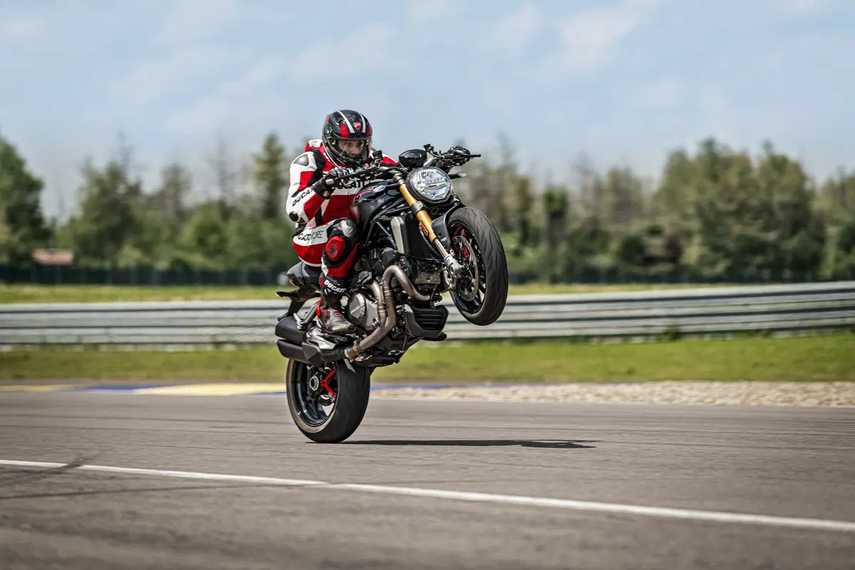 Ducati Monster 1200S: “Black on Black” (e rossa) per il 2020 (2)