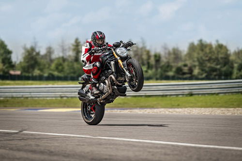 Ducati Monster 1200S: “Black on Black” (e rossa) per il 2020 (2)