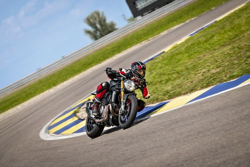 Ducati Monster 1200S: “Black on Black” (e rossa) per il 2020 (3)