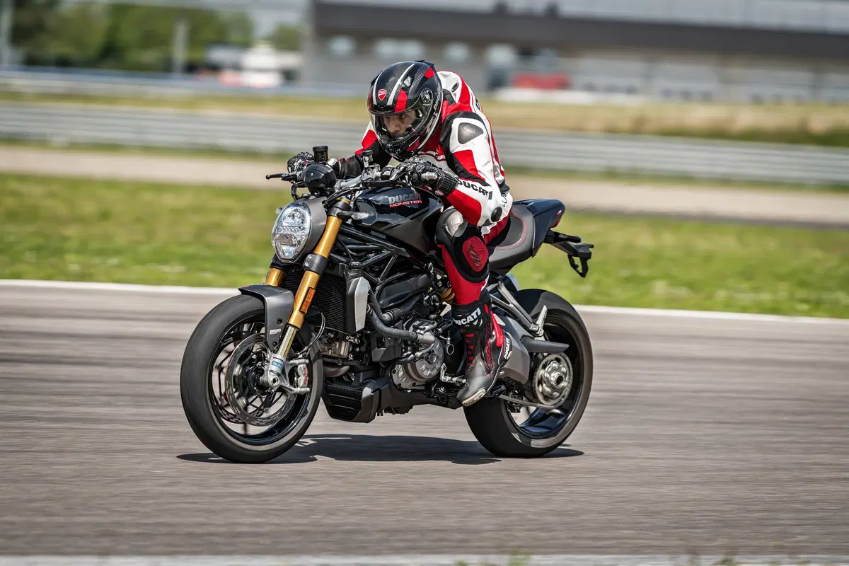Ducati Monster 1200S: “Black on Black” (e rossa) per il 2020 (4)