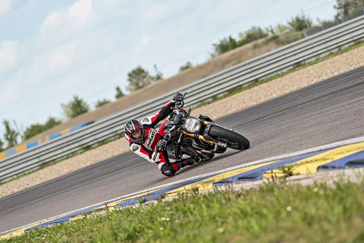 Ducati Monster 1200S: “Black on Black” (e rossa) per il 2020 (5)