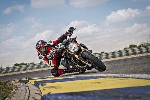 Ducati Monster 1200S: “Black on Black” (e rossa) per il 2020 (6)