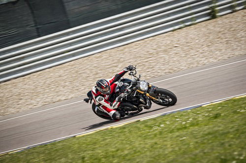 Ducati Monster 1200S: “Black on Black” (e rossa) per il 2020 (8)