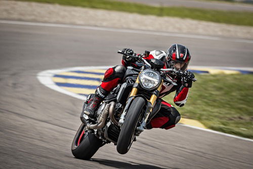 Ducati Monster 1200S: “Black on Black” (e rossa) per il 2020 (9)