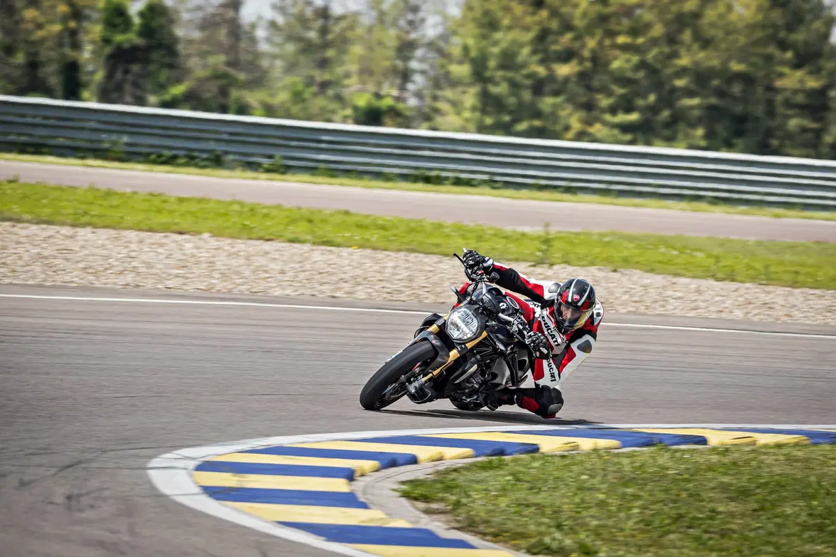 Ducati Monster 1200S: “Black on Black” (e rossa) per il 2020 (10)
