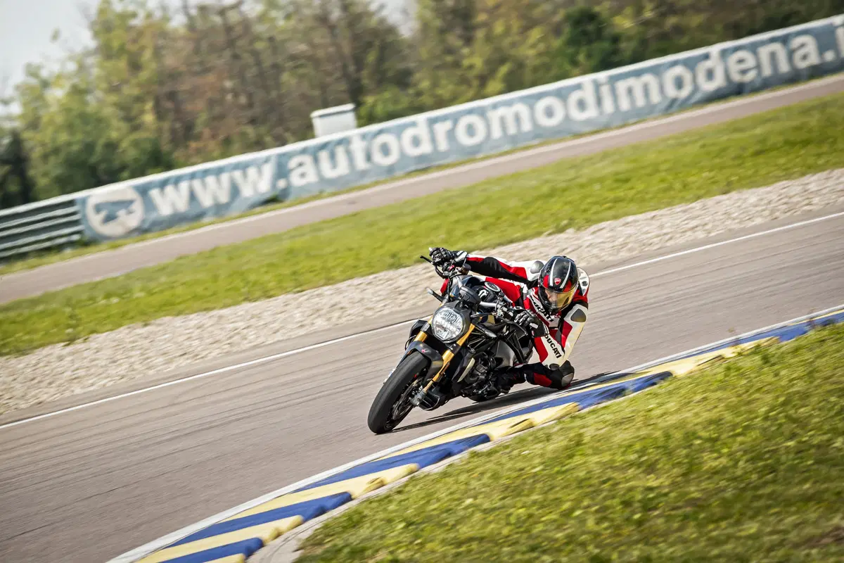 Ducati Monster 1200S: “Black on Black” (e rossa) per il 2020 (11)