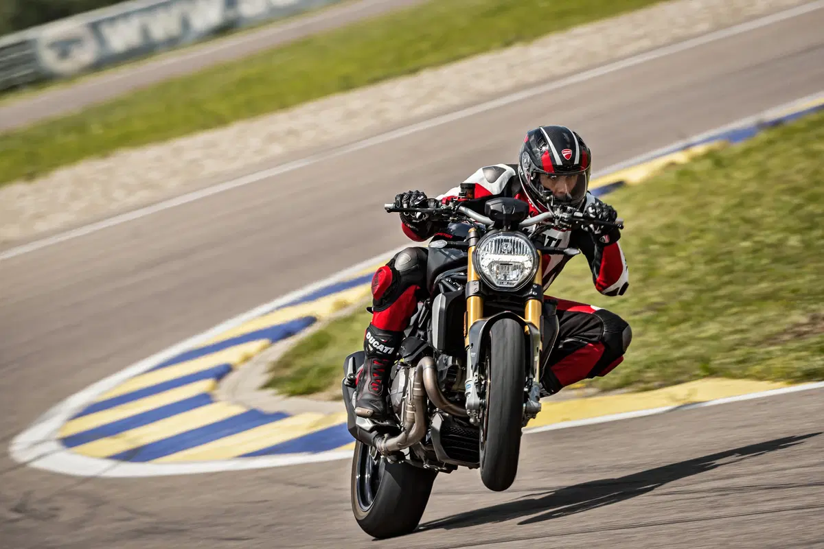 Ducati Monster 1200S: “Black on Black” (e rossa) per il 2020 (12)