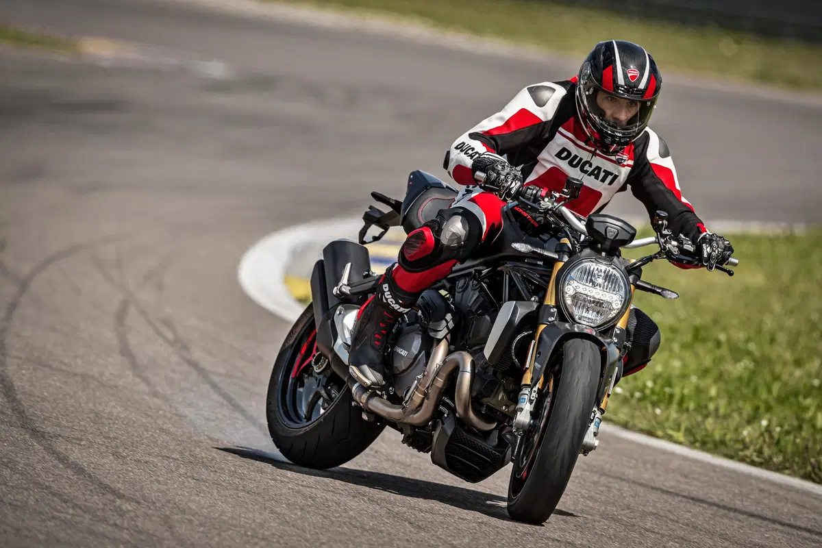 Ducati Monster 1200S: “Black on Black” (e rossa) per il 2020 (13)