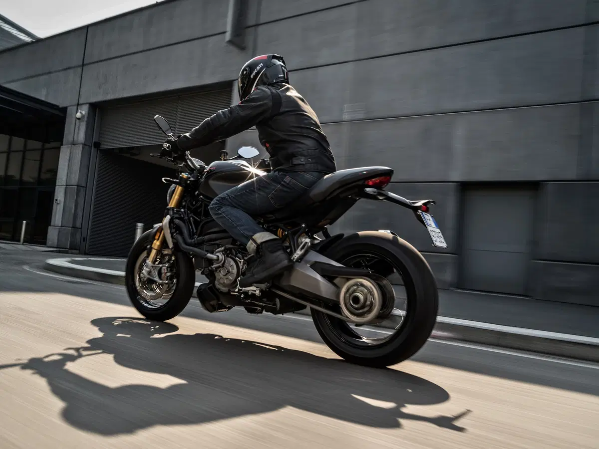 Ducati Monster 1200S: “Black on Black” (e rossa) per il 2020 (14)