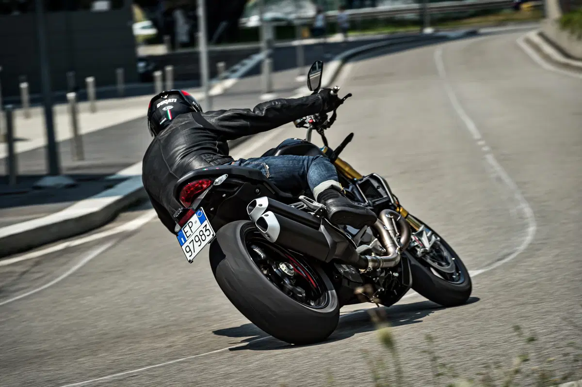 Ducati Monster 1200S: “Black on Black” (e rossa) per il 2020 (15)