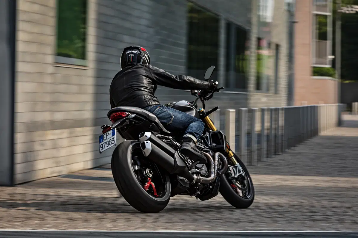 Ducati Monster 1200S: “Black on Black” (e rossa) per il 2020 (16)