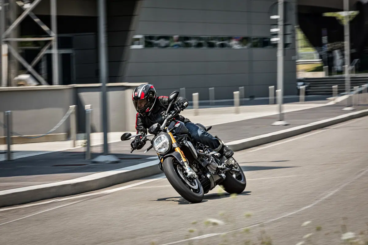 Ducati Monster 1200S: “Black on Black” (e rossa) per il 2020 (17)