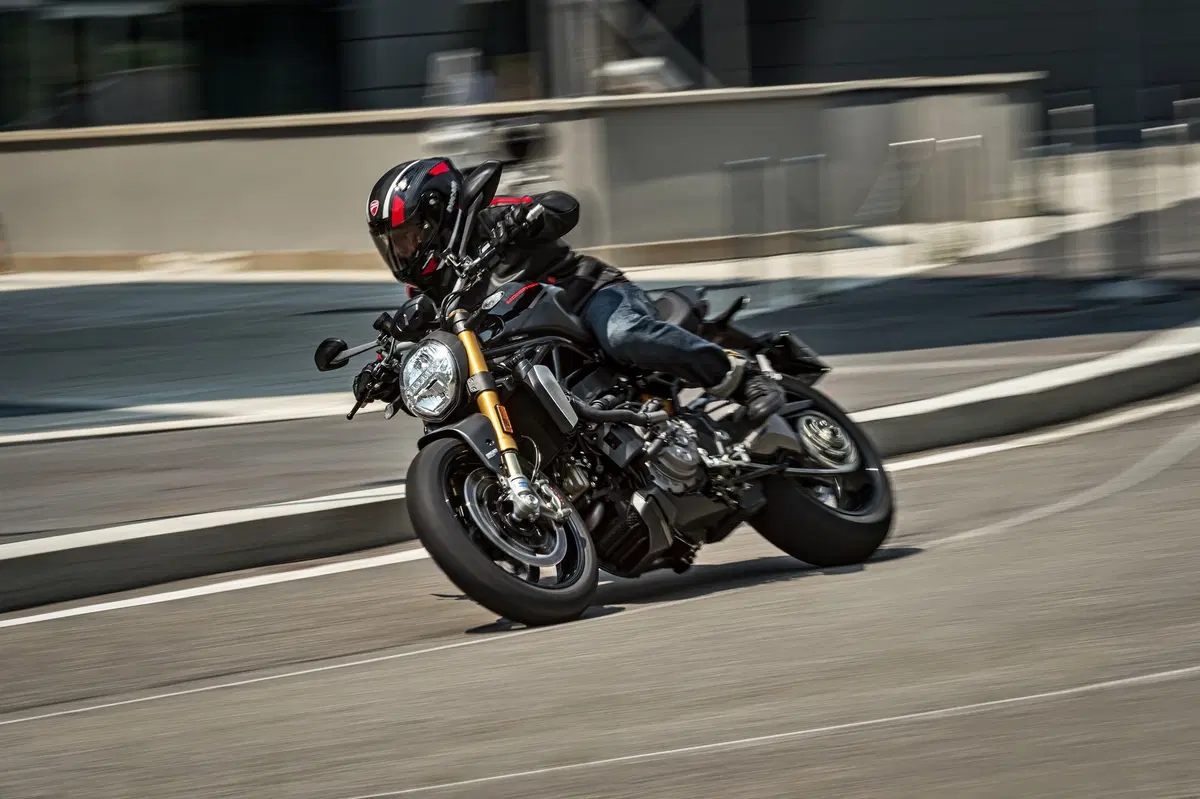 Ducati Monster 1200S: “Black on Black” (e rossa) per il 2020 (18)