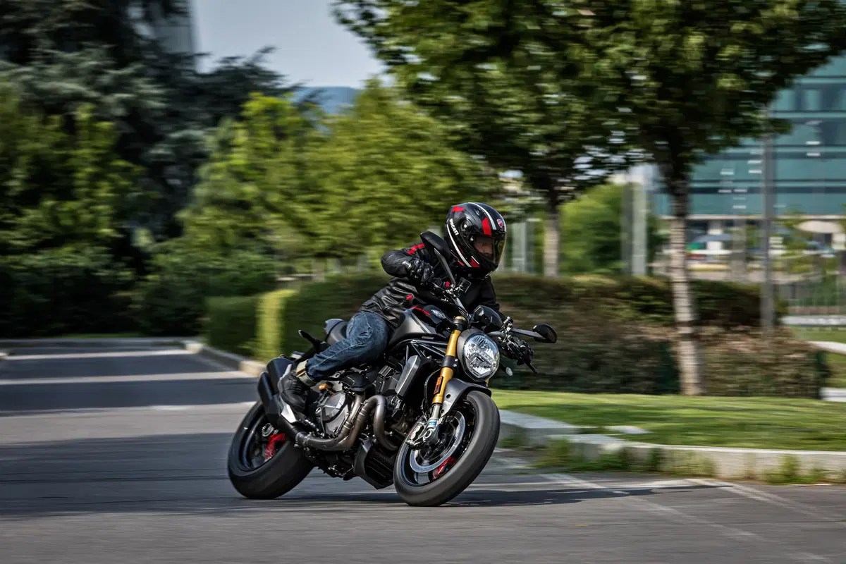 Ducati Monster 1200S: “Black on Black” (e rossa) per il 2020 (20)