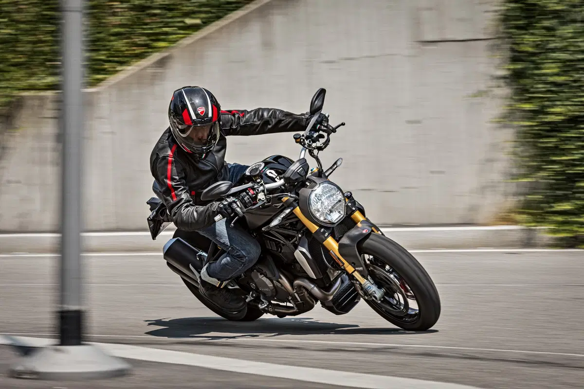 Ducati Monster 1200S: “Black on Black” (e rossa) per il 2020 (19)