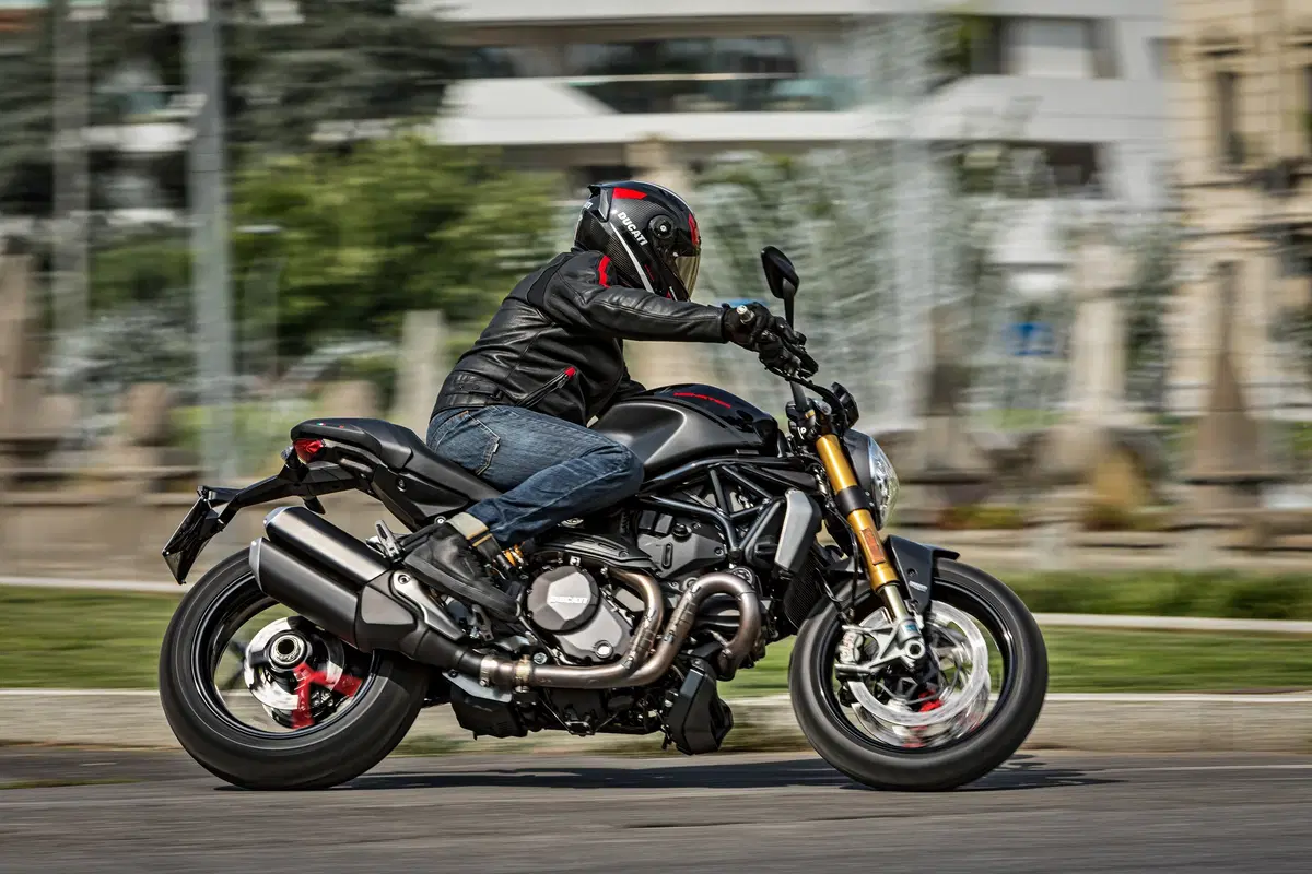 Ducati Monster 1200S: “Black on Black” (e rossa) per il 2020 (21)