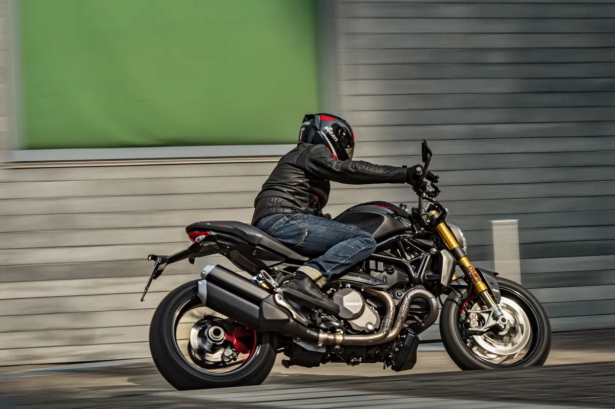 Ducati Monster 1200S: “Black on Black” (e rossa) per il 2020 (22)