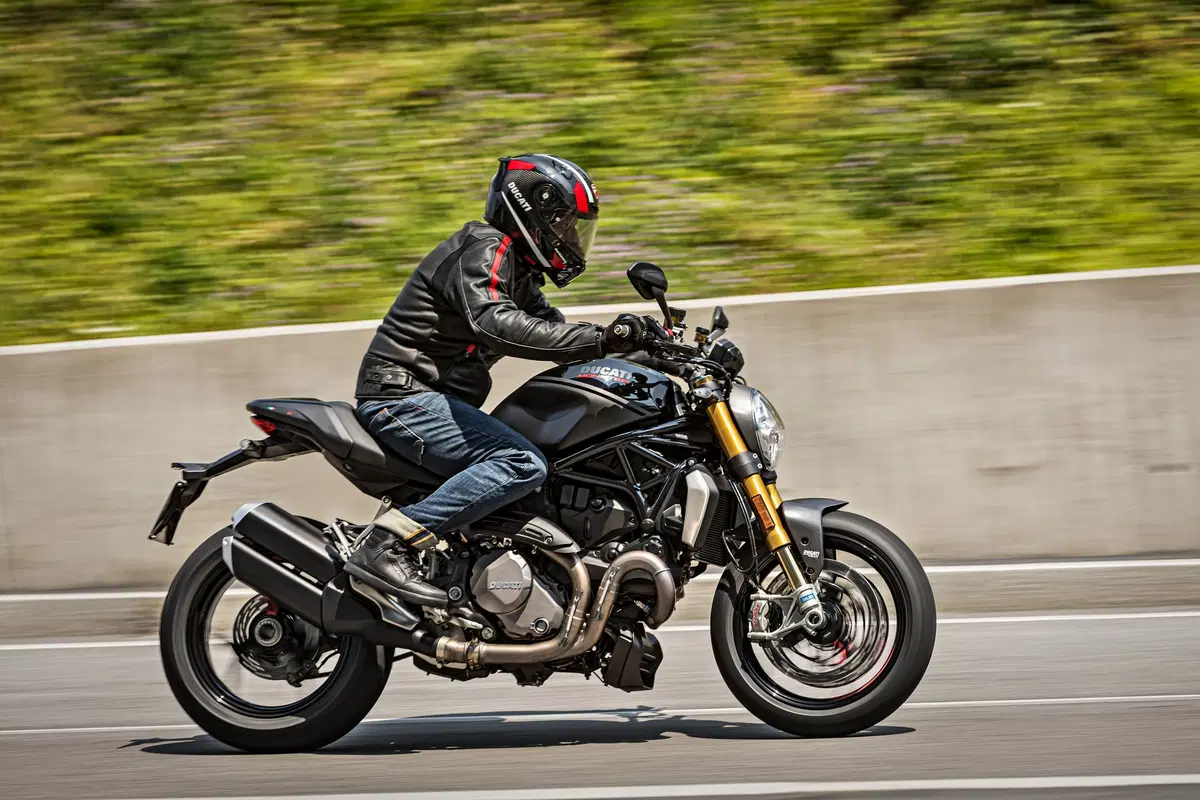 Ducati Monster 1200S: “Black on Black” (e rossa) per il 2020 (23)
