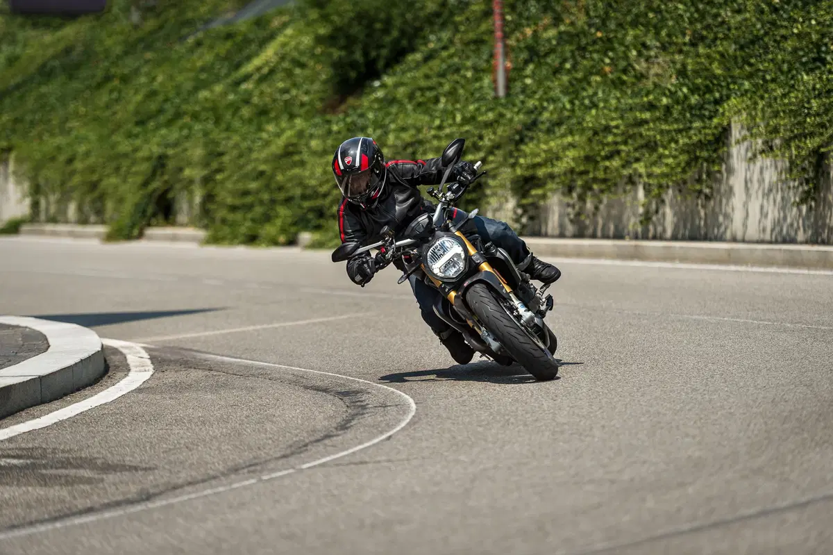 Ducati Monster 1200S: “Black on Black” (e rossa) per il 2020 (24)