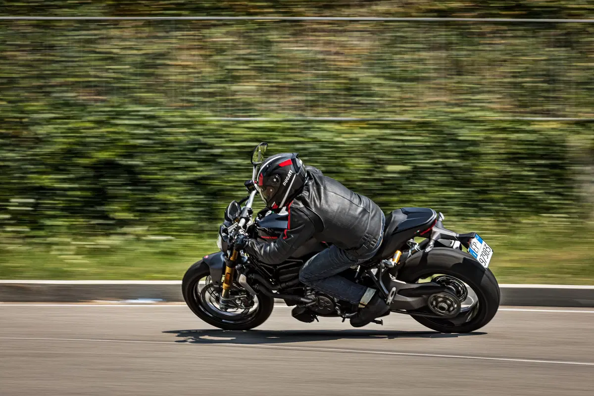 Ducati Monster 1200S: “Black on Black” (e rossa) per il 2020 (25)