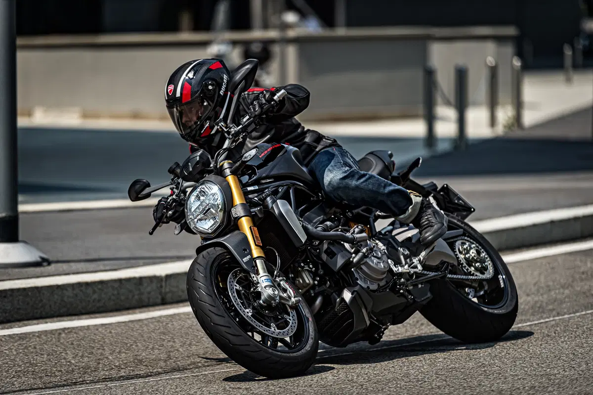 Ducati Monster 1200S: “Black on Black” (e rossa) per il 2020 (26)