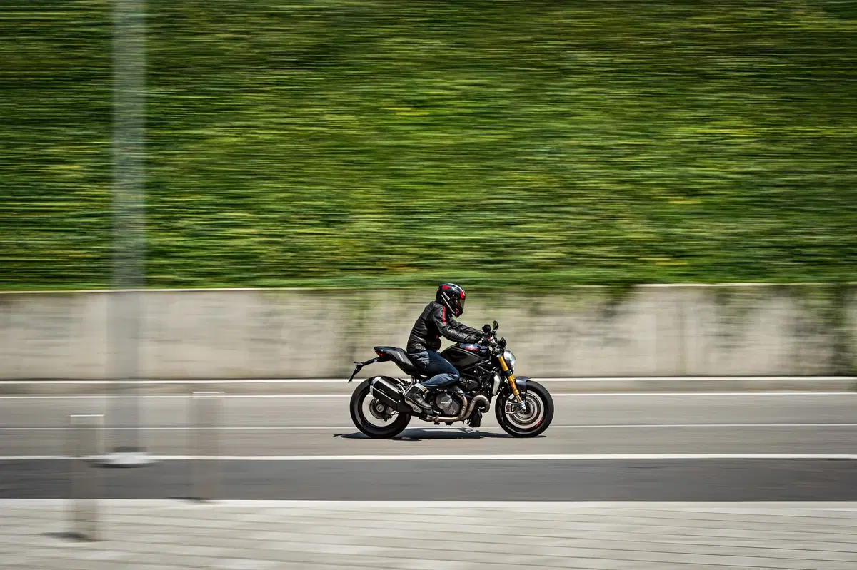 Ducati Monster 1200S: “Black on Black” (e rossa) per il 2020 (27)