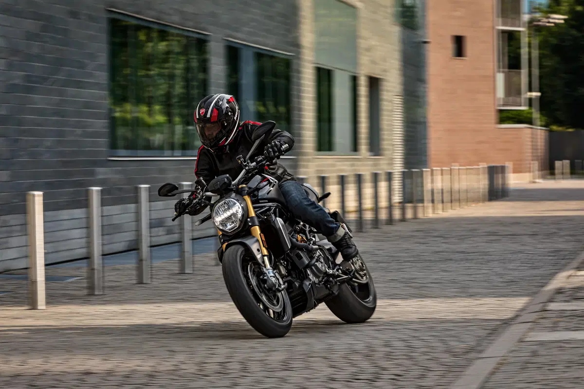 Ducati Monster 1200S: “Black on Black” (e rossa) per il 2020 (28)