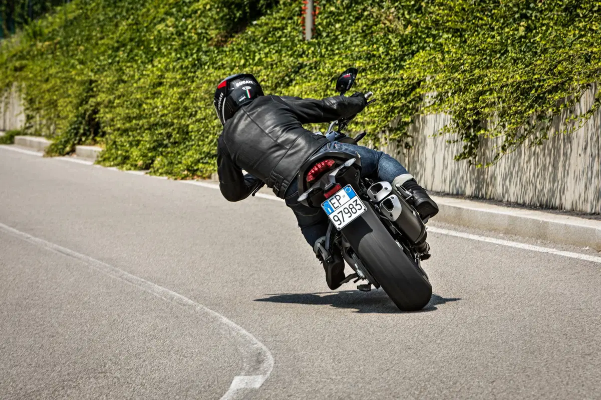 Ducati Monster 1200S: “Black on Black” (e rossa) per il 2020 (29)