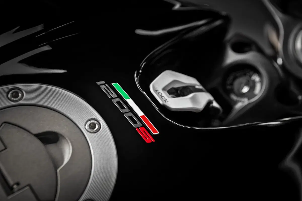 Ducati Monster 1200S: “Black on Black” (e rossa) per il 2020 (37)