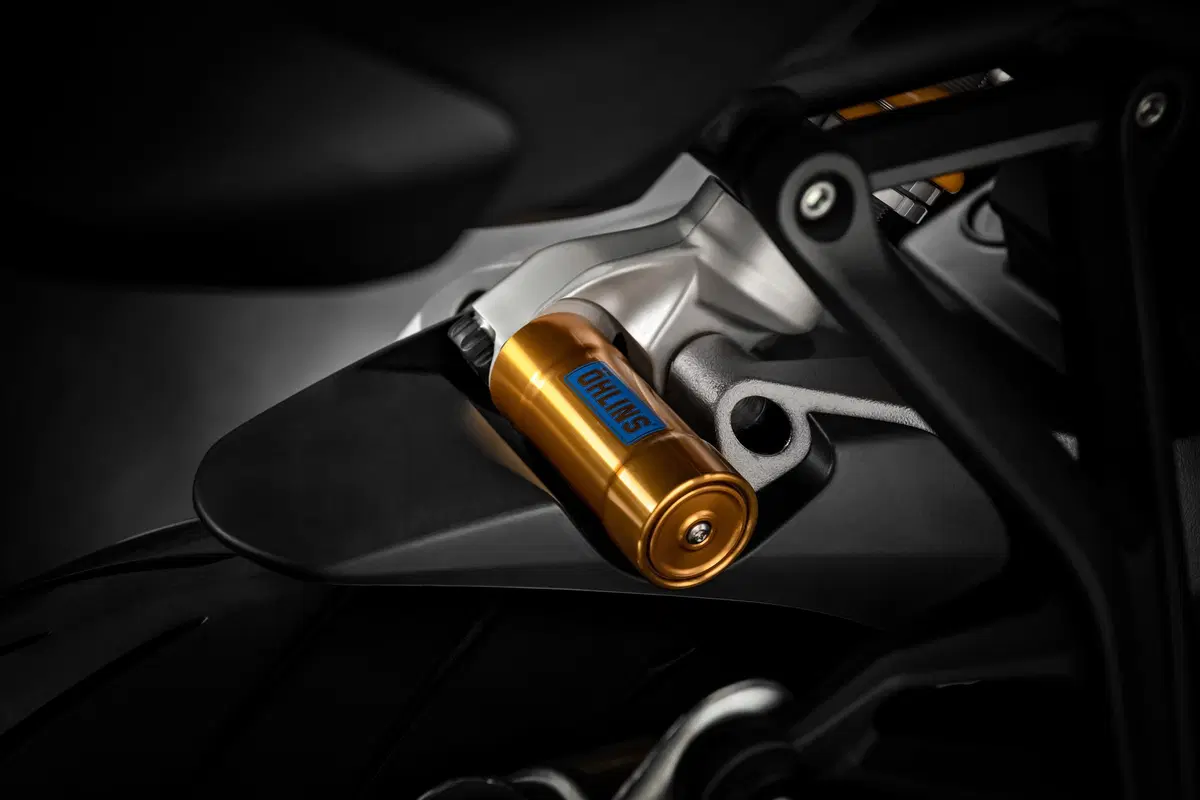 Ducati Monster 1200S: “Black on Black” (e rossa) per il 2020 (38)