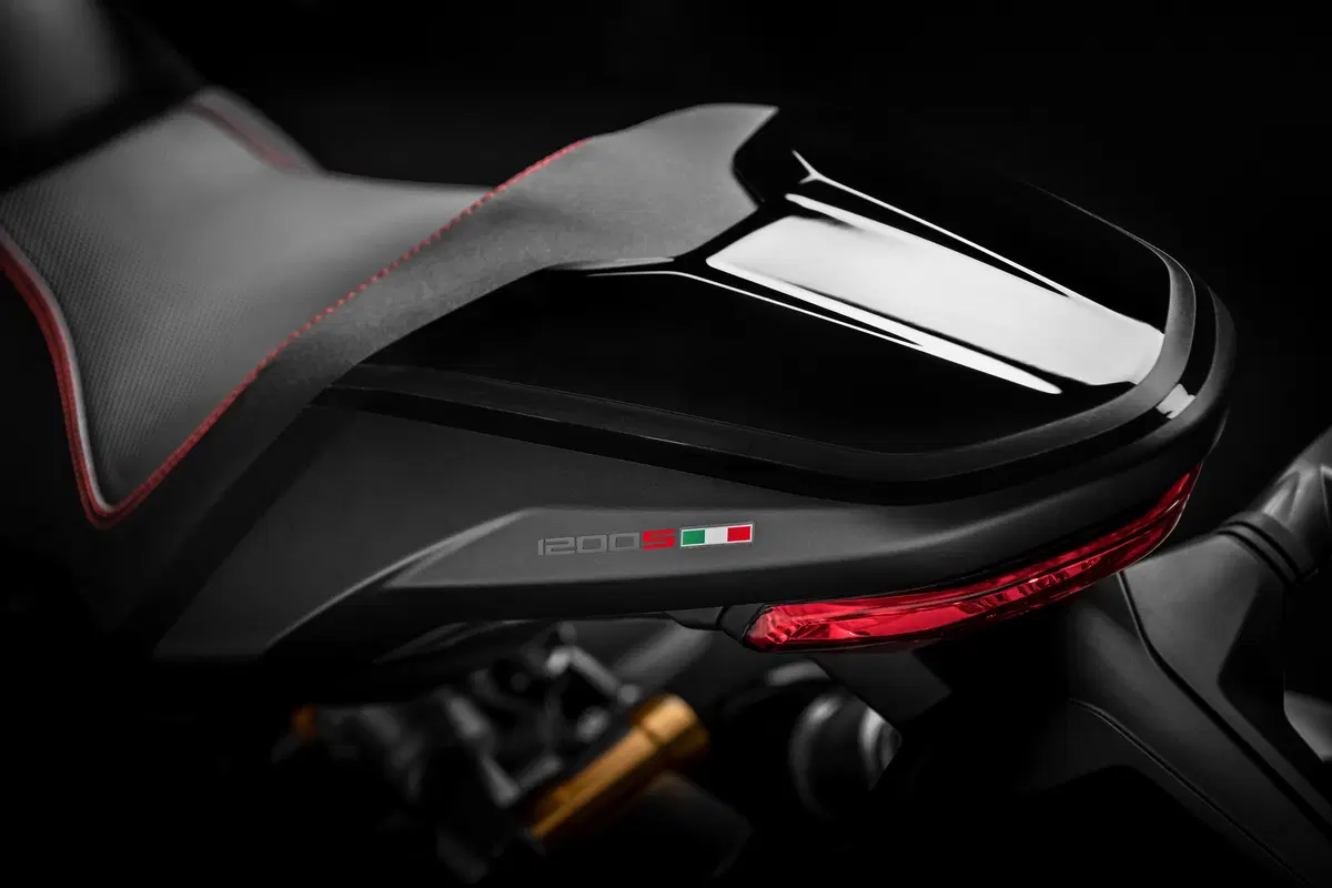 Ducati Monster 1200S: “Black on Black” (e rossa) per il 2020 (40)