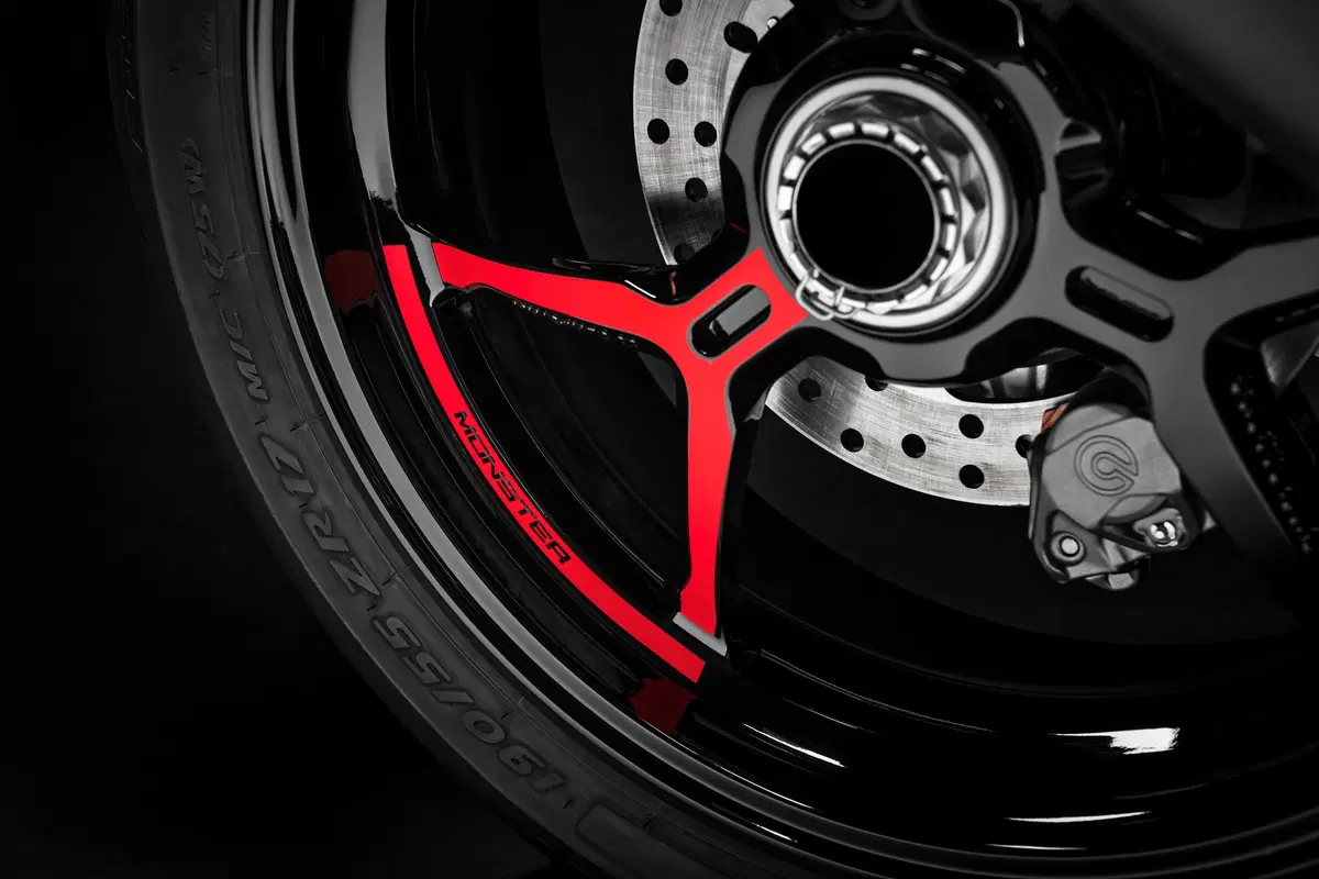 Ducati Monster 1200S: “Black on Black” (e rossa) per il 2020 (41)
