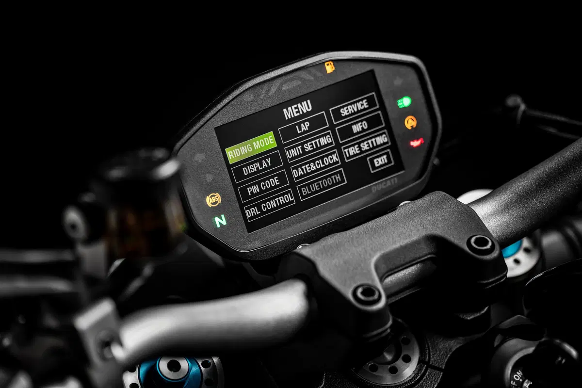 Ducati Monster 1200S: “Black on Black” (e rossa) per il 2020 (47)