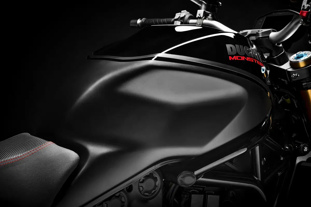 Ducati Monster 1200S: “Black on Black” (e rossa) per il 2020 (52)