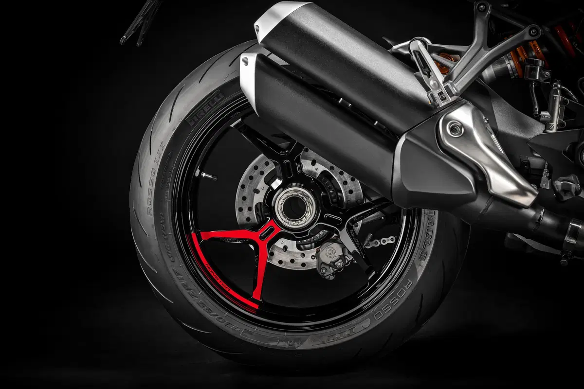 Ducati Monster 1200S: “Black on Black” (e rossa) per il 2020 (54)