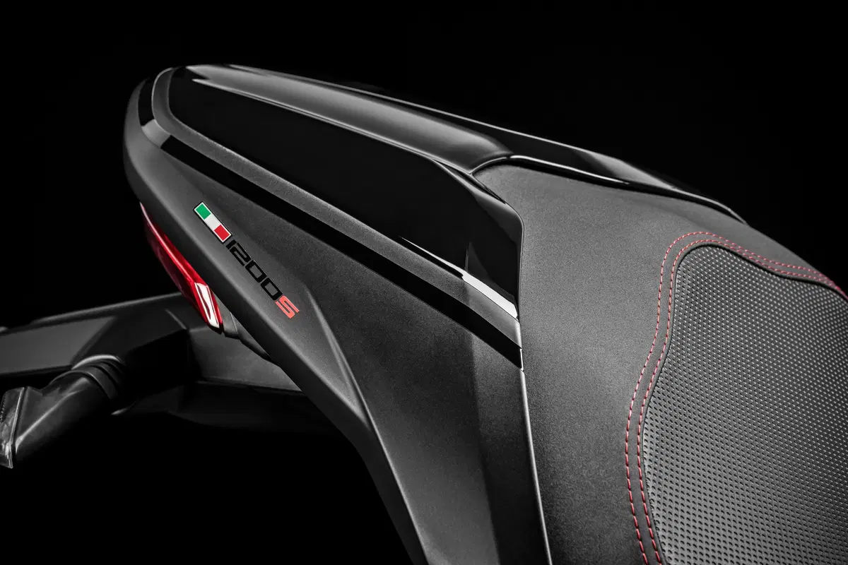 Ducati Monster 1200S: “Black on Black” (e rossa) per il 2020 (57)