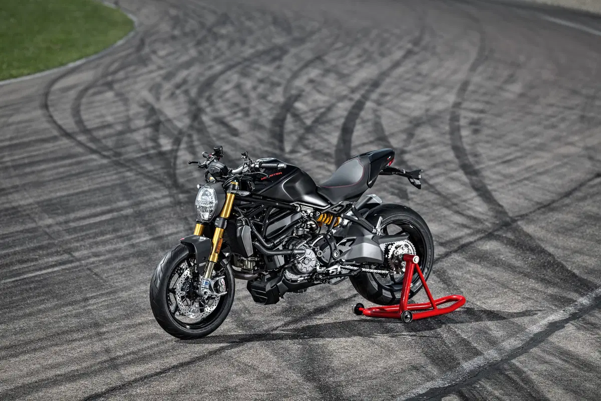 Ducati Monster 1200S: “Black on Black” (e rossa) per il 2020 (58)