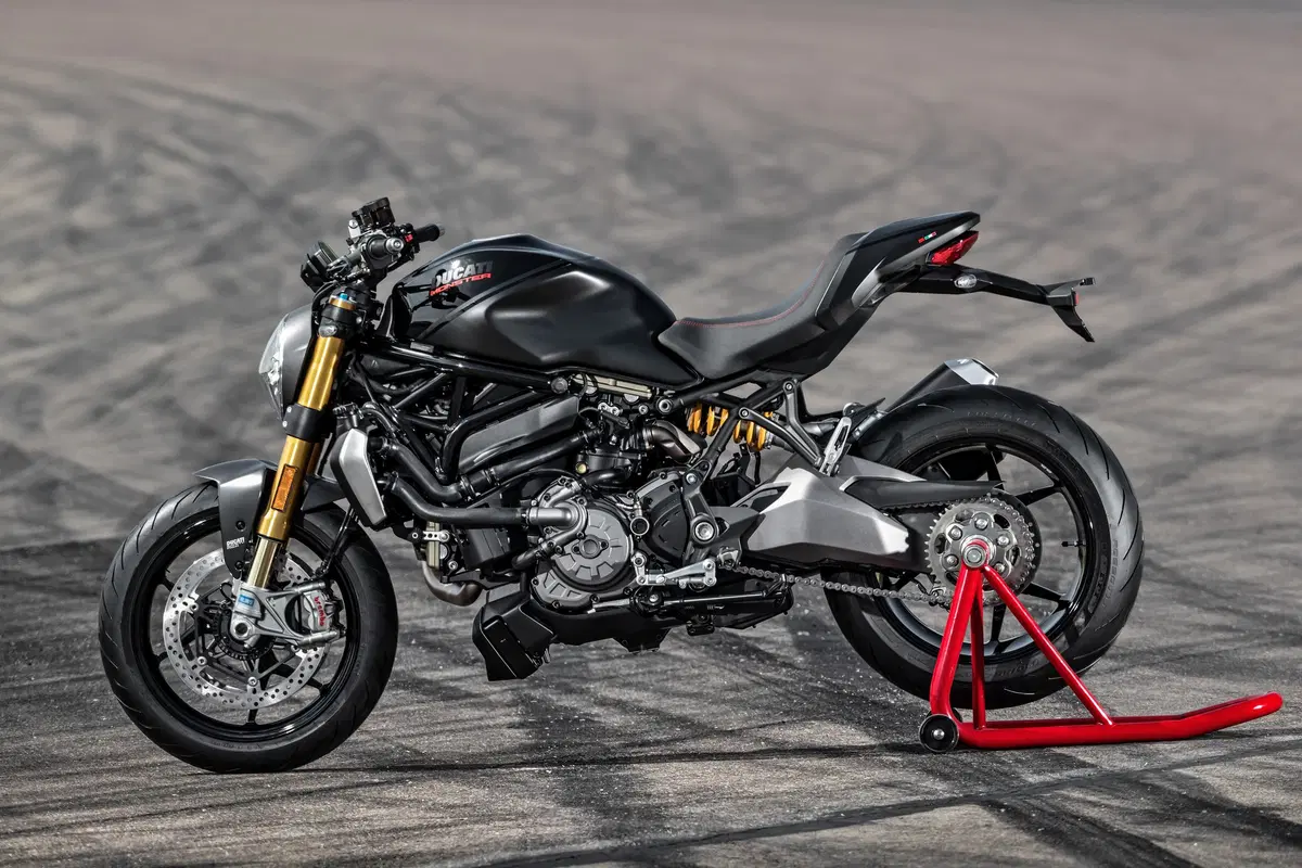 Ducati Monster 1200S: “Black on Black” (e rossa) per il 2020 (59)
