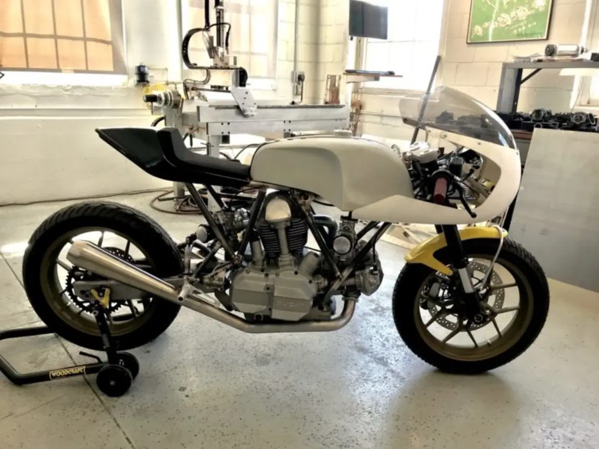 Walt Siegl Bedeveled: special da pista con motore 'carter quadri' Ducati 900 SS (3)