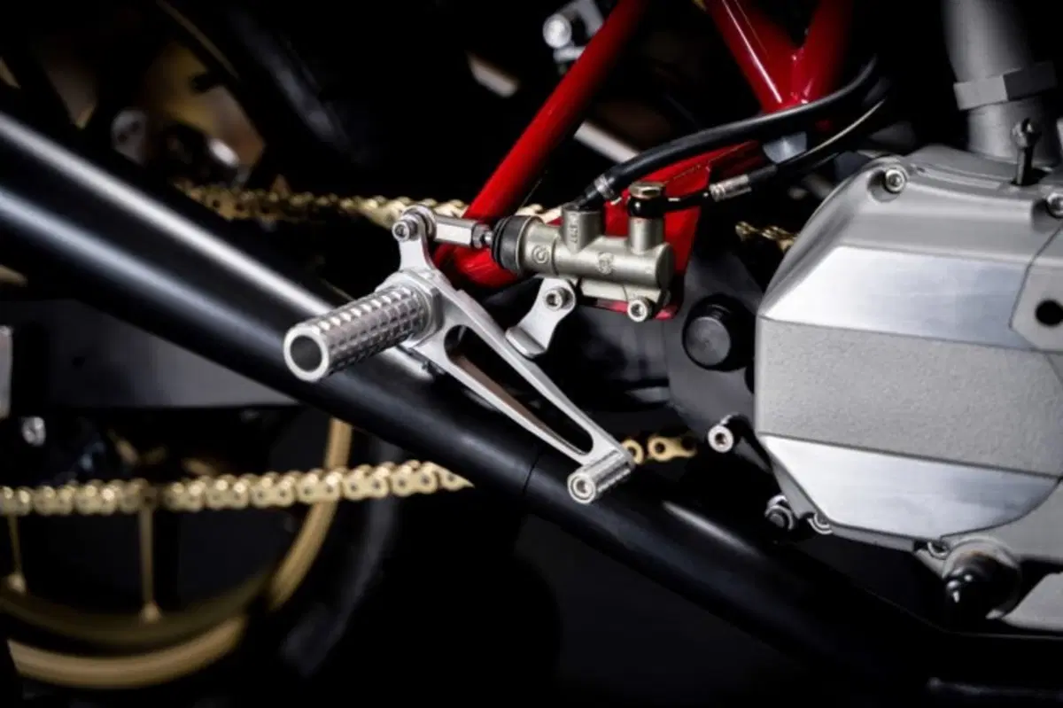 Walt Siegl Bedeveled: special da pista con motore 'carter quadri' Ducati 900 SS (13)